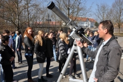 Sonnenbeobachtung und interessierte Schüler im Pausenhof