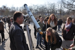 Gerald Reiser von der Sternwarte Neumarkt zeigt den Schülern vom Willibald-Gluck Gymnasium die Sonnenfinsternis