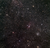 Blasennebel NGC 7635 und der Sternhaufen „Salz und Pfeffer“ (unten rechts) im Sternbild Kepheus