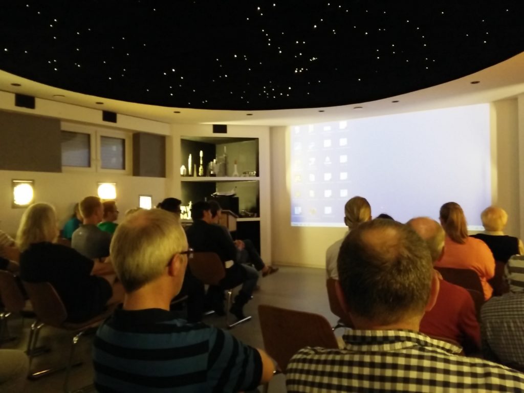Vortragsraum mit Besucher. Der künstliche Sternenhimmel zeigt den Anblick vom 15. Januar um 22 Uhr.